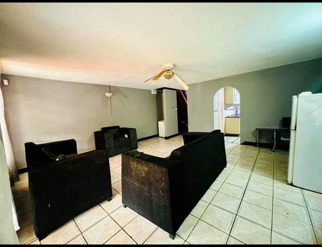 3 BEDROOM HOUSE FOR SALE IN CASTLE HILL